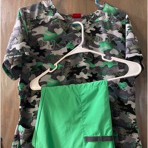 Women’s Sketchers Scrub Set Size Medium